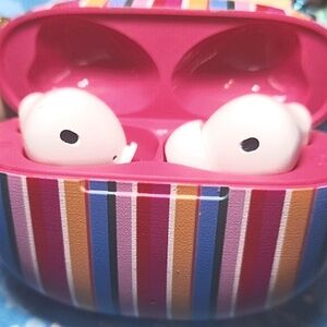 Ear Buds with WIRELESS Charging Case & 3 in 1 Charging Cable. NEW